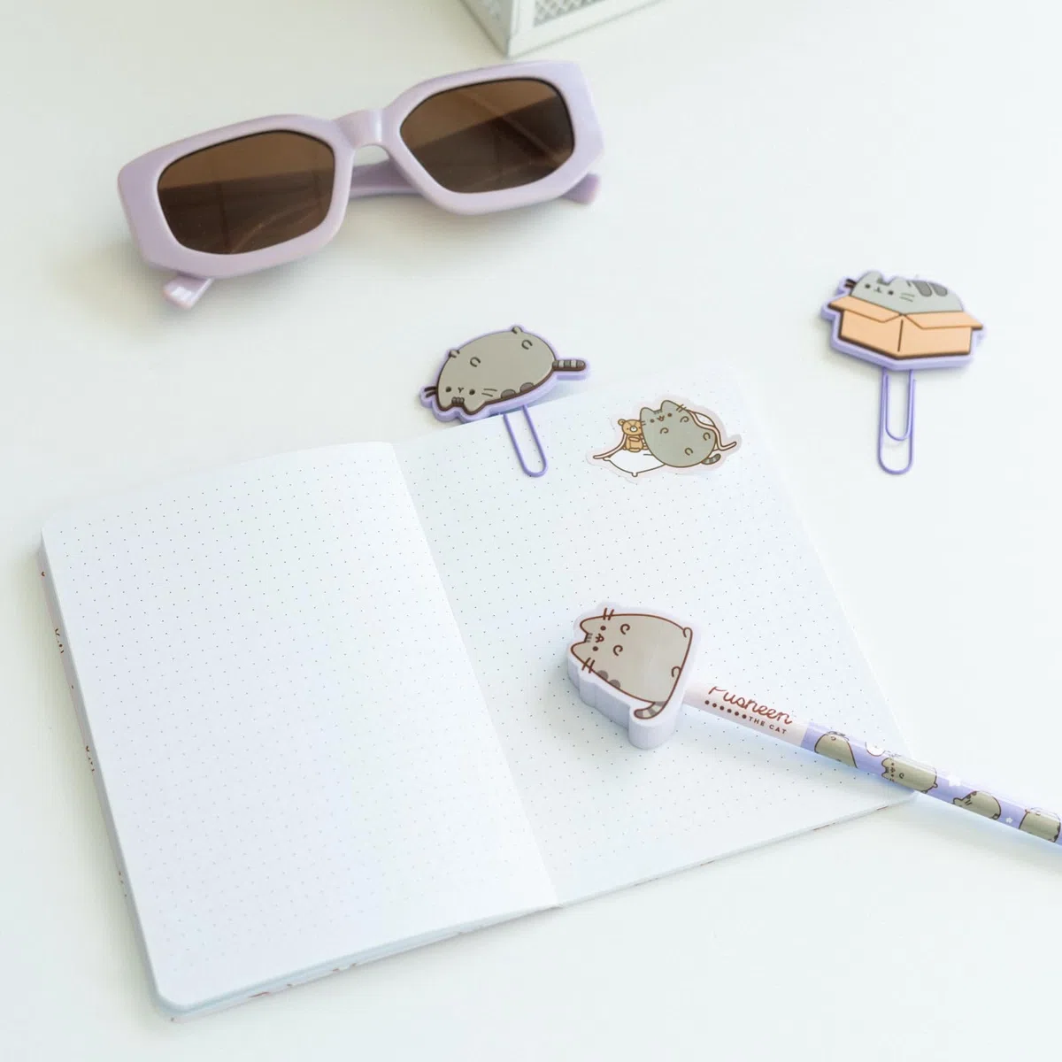 Grupo Erik Schreibwaren Set Pusheen Cat Kugelschreiber Bleistift mit Radiergummi - Federmäppchen Groß - Büroklammern - 4 Textmarker - Notizzettel Klebend Pusheen Fanartikel Kawaii Schulsachen