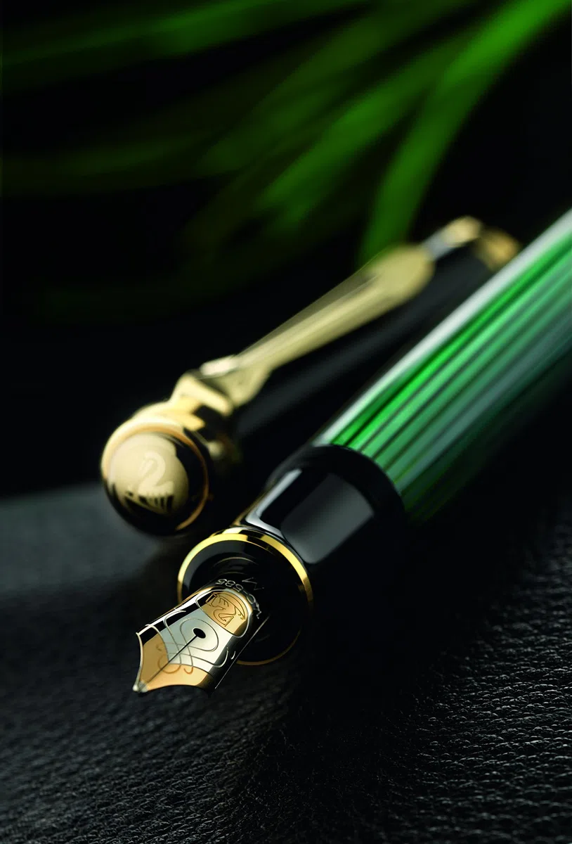 Pelikan Souverän M400 Kolbenfüllfederhalter, Schwarz/Grün