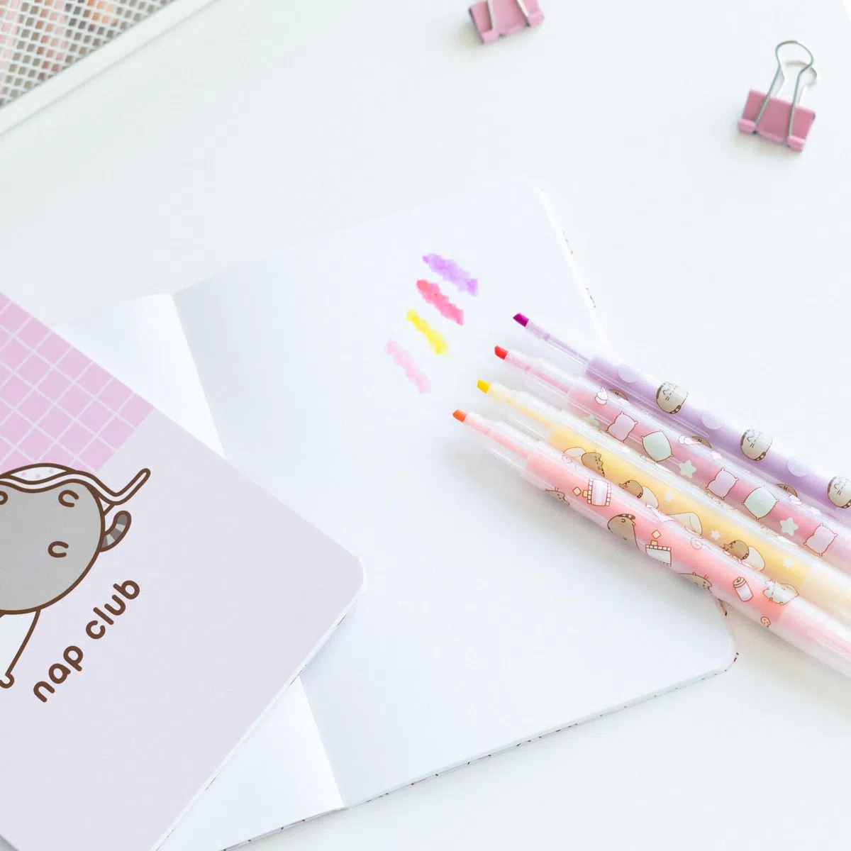 Grupo Erik Schreibwaren Set Pusheen Cat Kugelschreiber Bleistift mit Radiergummi - Federmäppchen Groß - Büroklammern - 4 Textmarker - Notizzettel Klebend Pusheen Fanartikel Kawaii Schulsachen